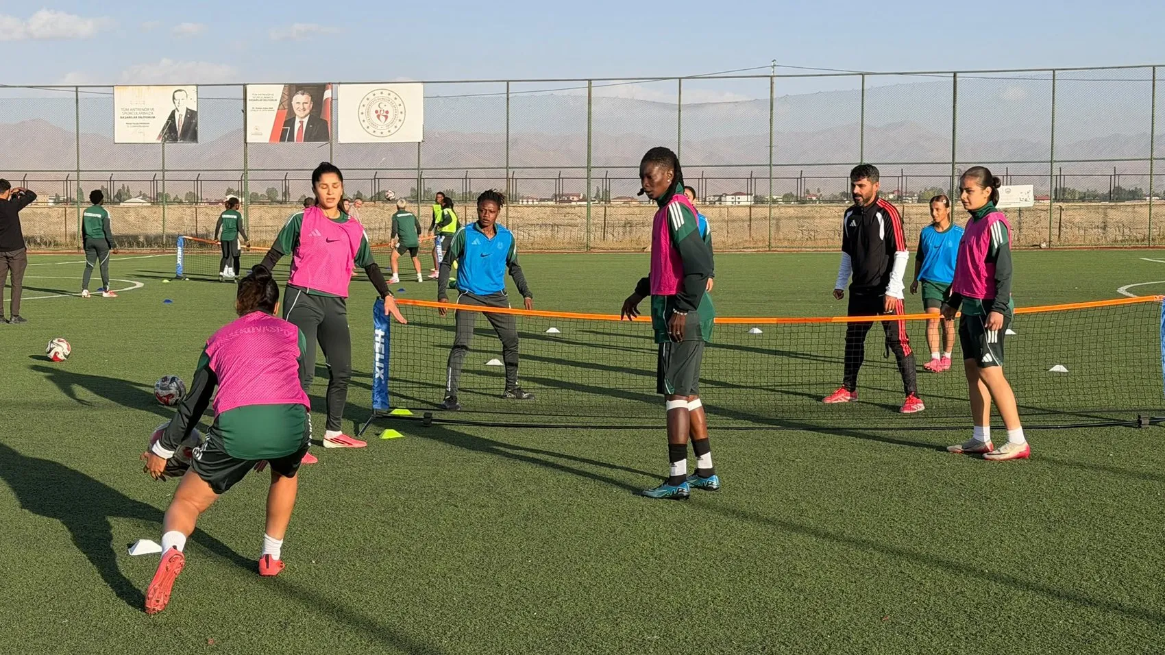 Yüksekovalı futbolcu kız kardeşlerin hedefi milli forma