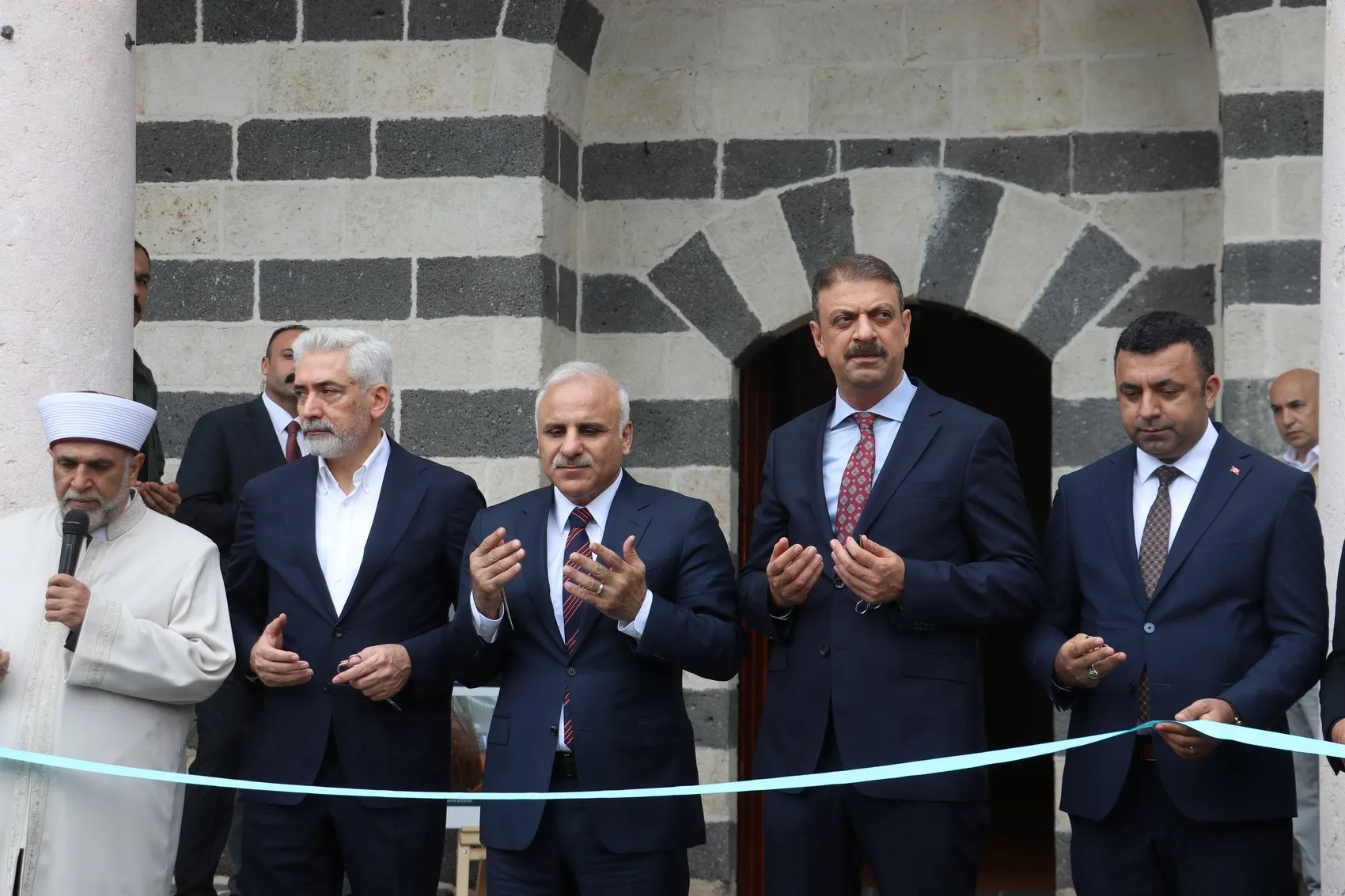 Depremde hasar gören 6 tarihi cami yeniden ibadete açıldı