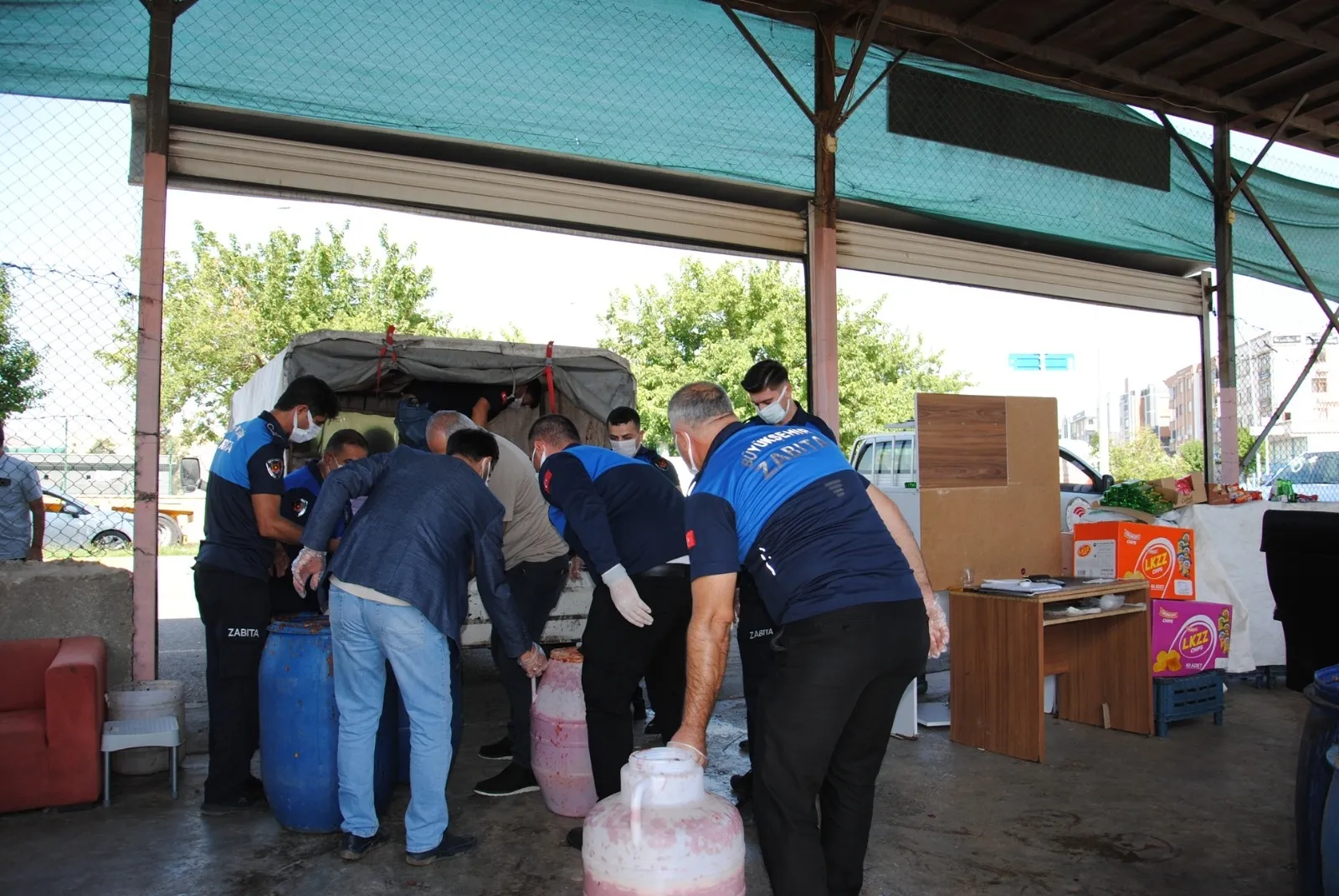 Şanlıurfa'da sağlıksız gıda üretimi yapan imalathaneye zabıta baskını