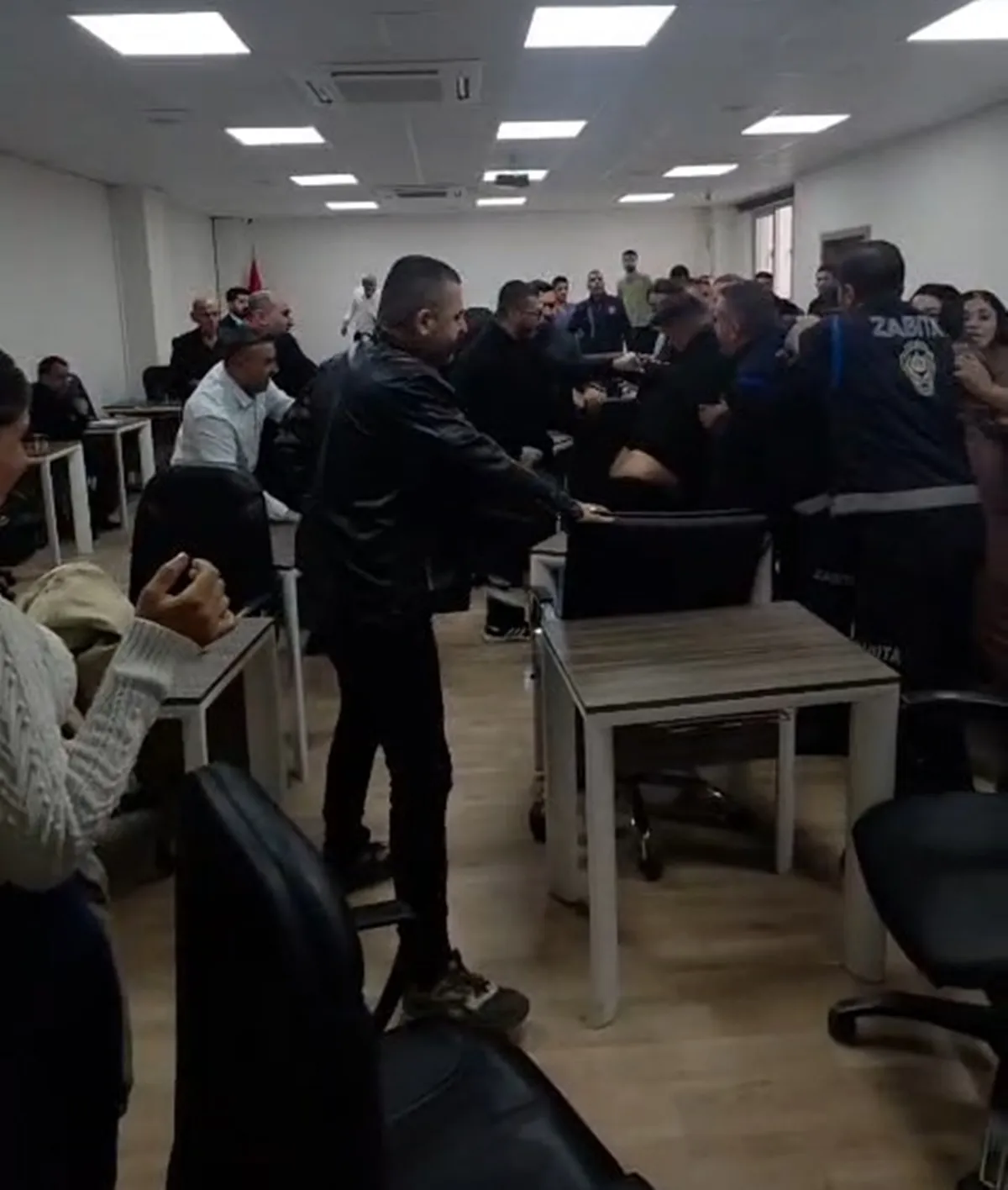 Silopi Belediyesi meclis toplantısında bütçe tartışması kavgaya dönüştü