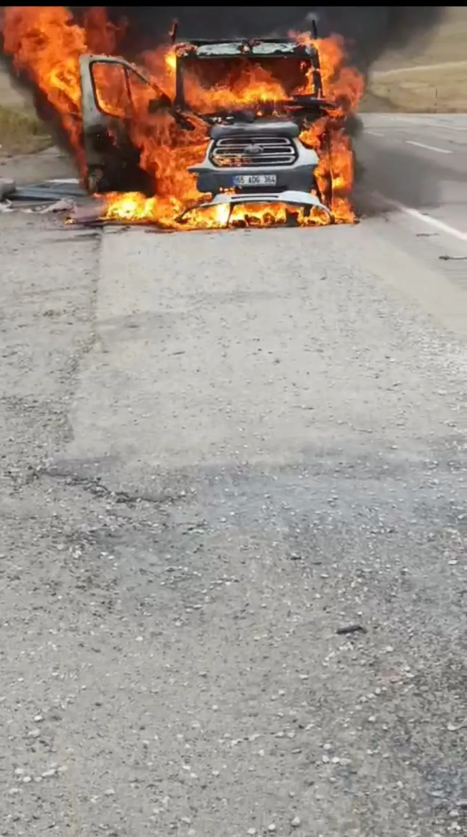 Van yolunda seyir halindeki kamyonet alevlere teslim oldu