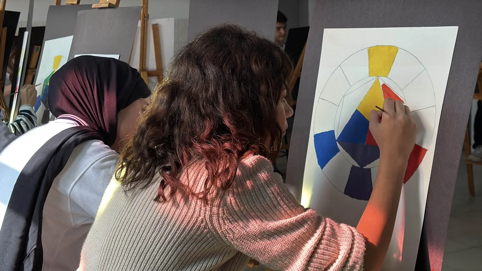Midyatlı öğrenciler sanat atölyesinde geleceğin ressamları olmak için çalışıyor