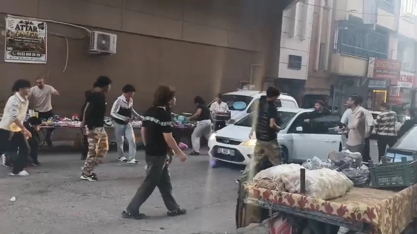 Şanlıurfa'da pazar yerinde sopalı ve bıçaklı kavga