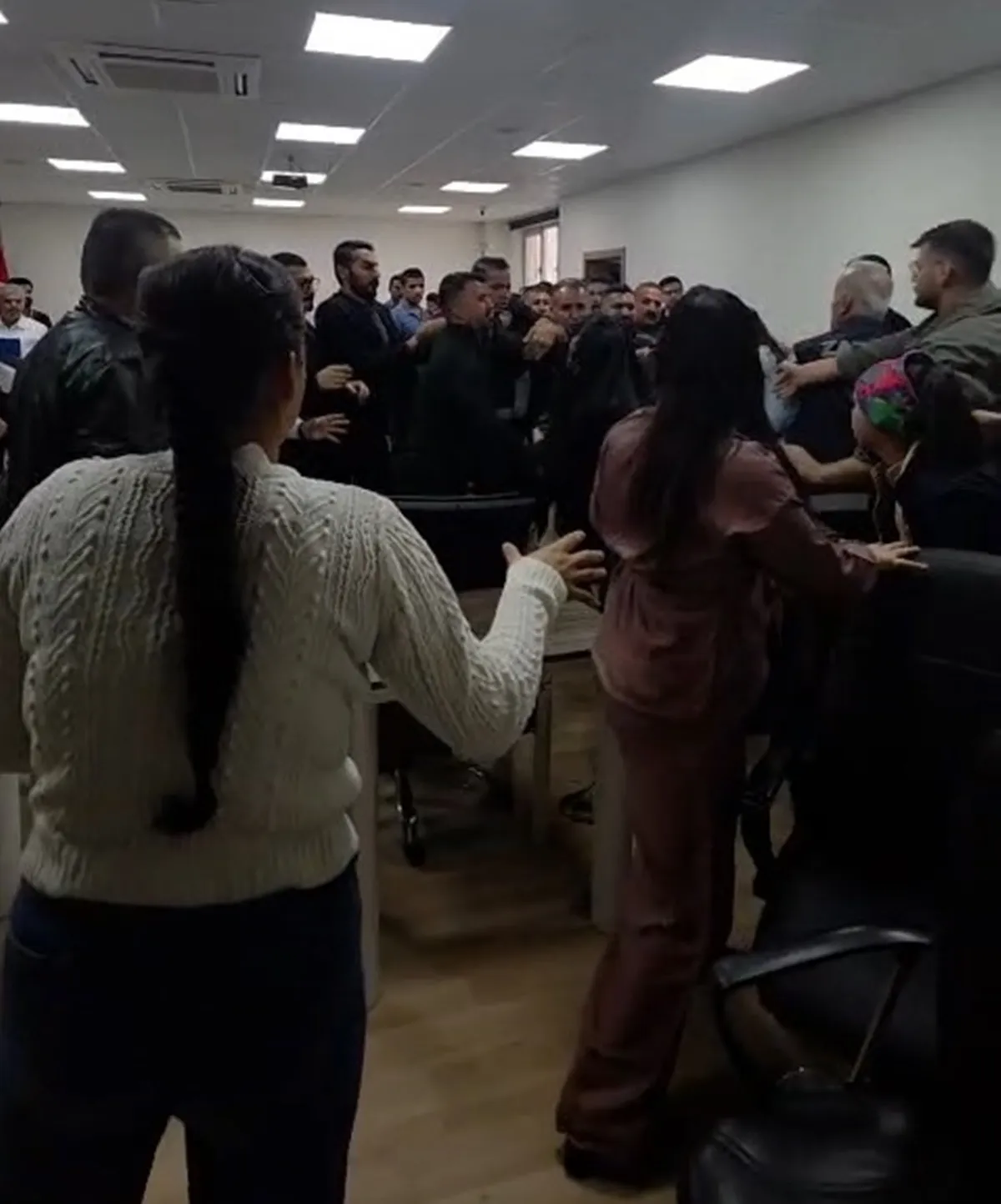 Silopi Belediyesi meclis toplantısında bütçe tartışması kavgaya dönüştü