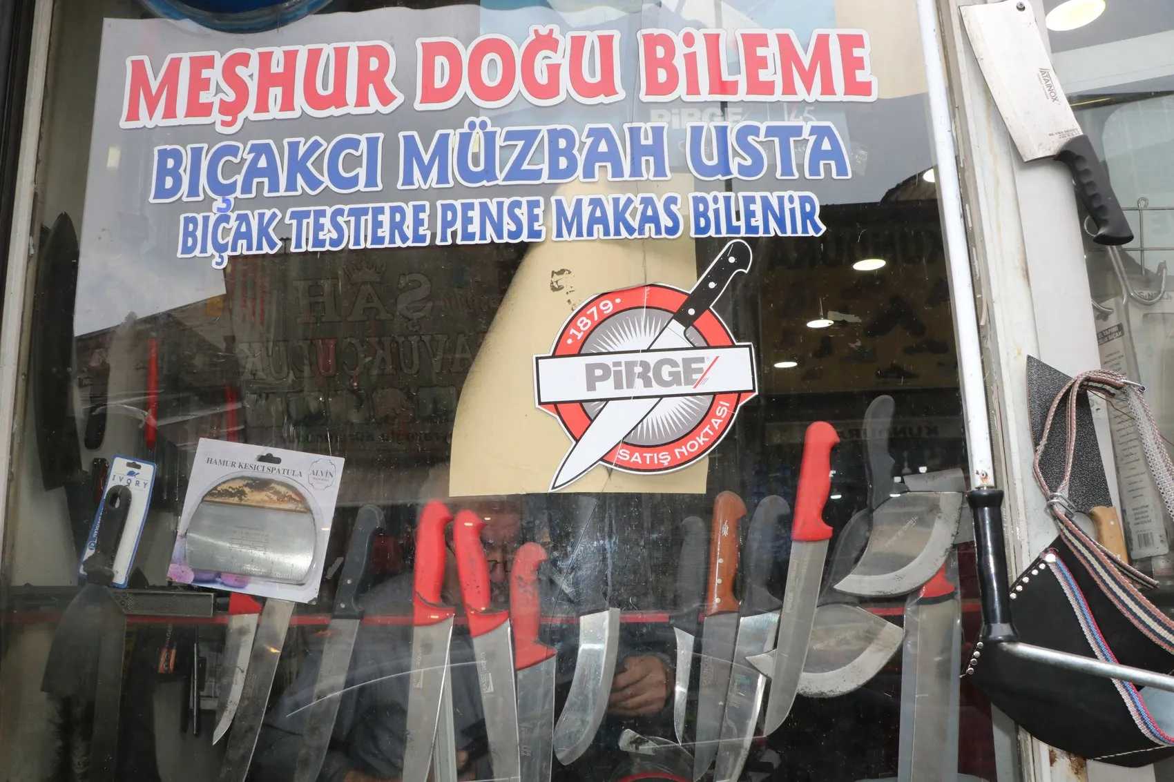 Vanlı Müzbah Usta 60 yıldır baba mesleği bileyiciliği yaşatıyor