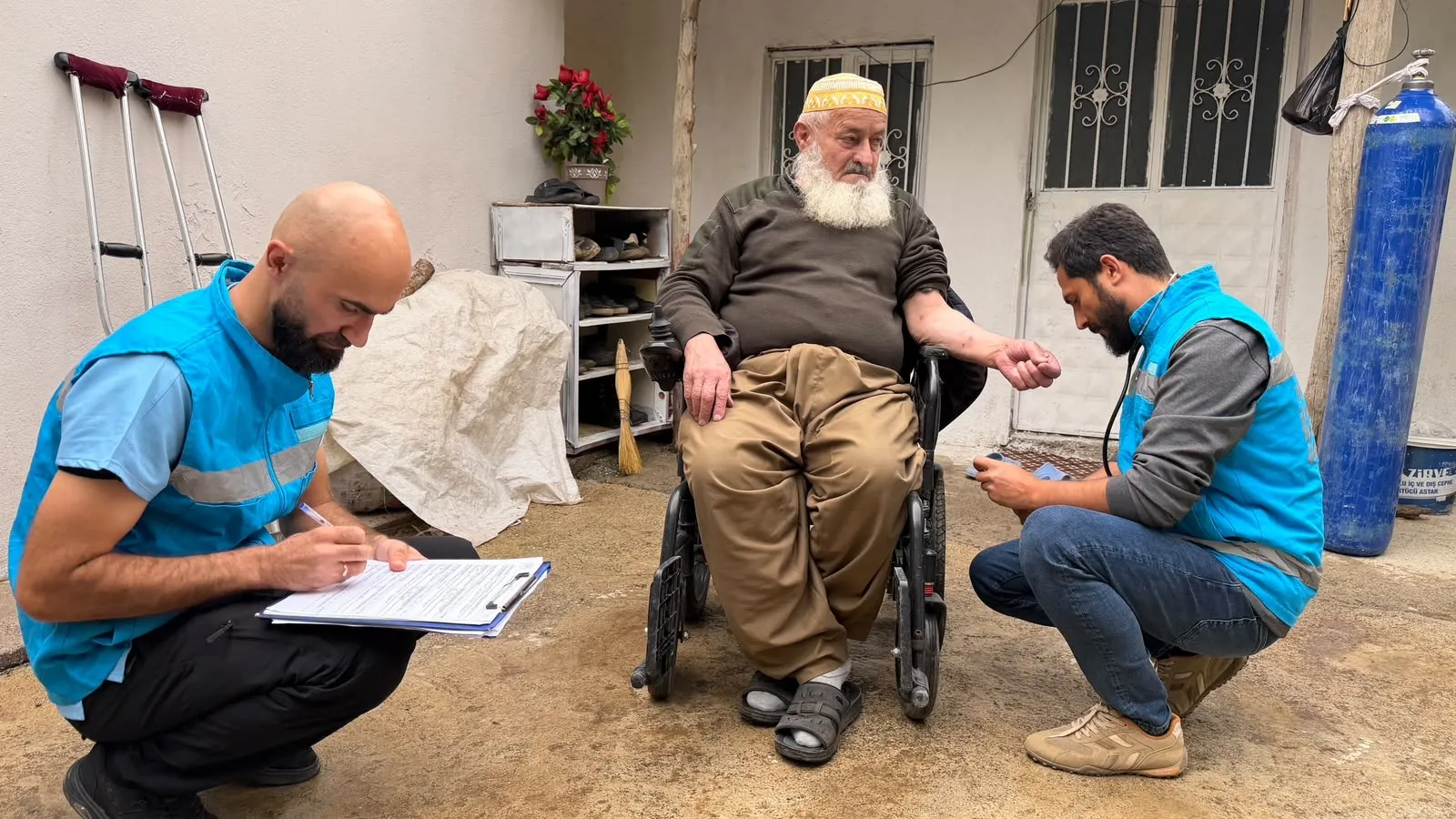 Kazak doktor Hakkari sınırında şifa dağıtıyor