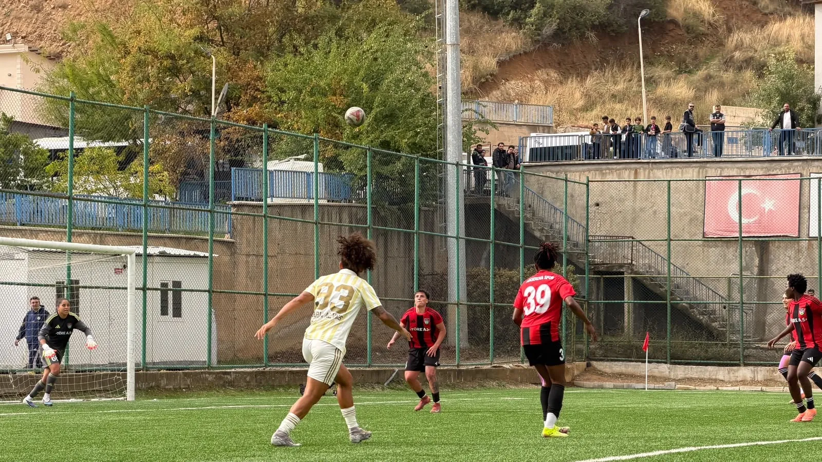 Yüksekova Spor evinde lider Fenerbahçe ile puanları paylaştı