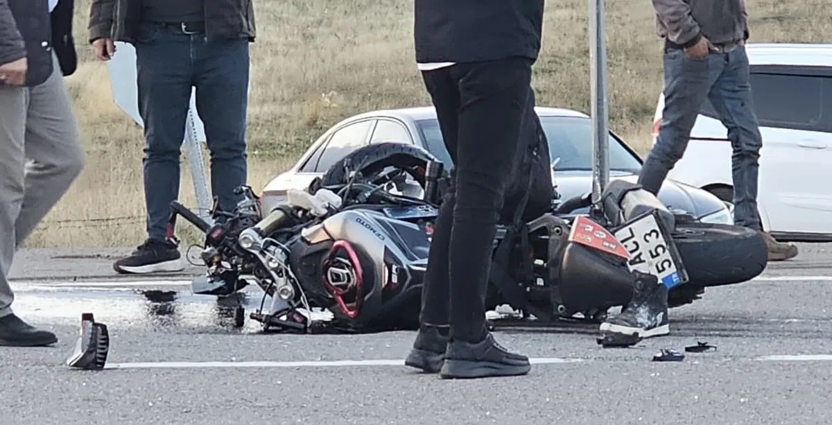 Bingöl Karlıova yolunda otomobil ve motosiklet çarpıştı