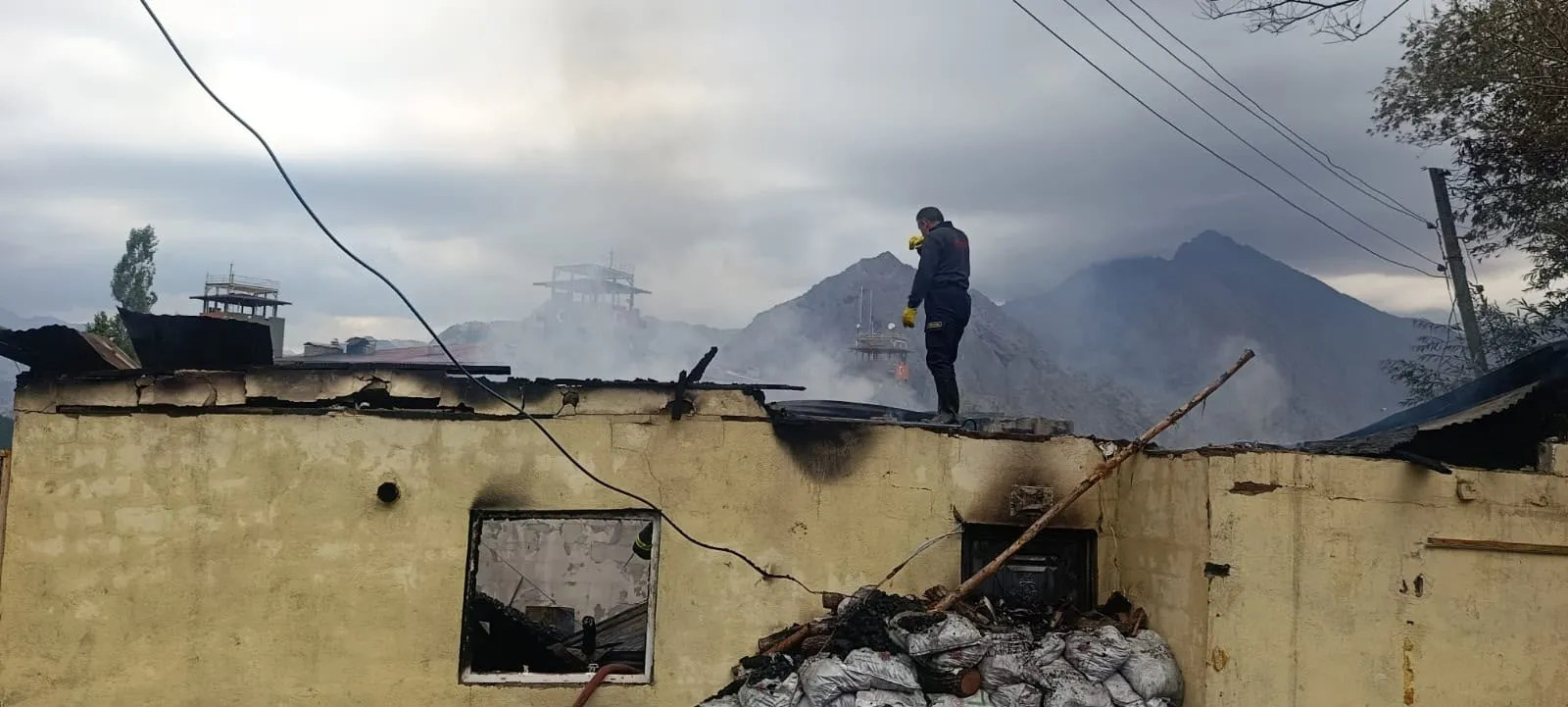 Yüksekova'da boş okulda çıkan yangın köylüleri harekete geçirdi