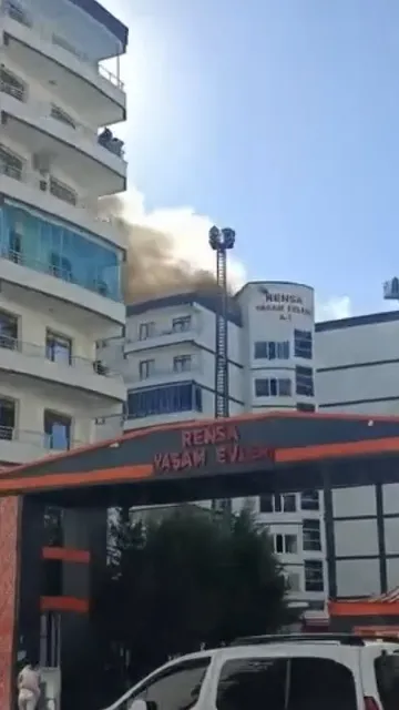Diyarbakır'da 8 katlı binanın çatısında çıkan yangın paniğe neden oldu