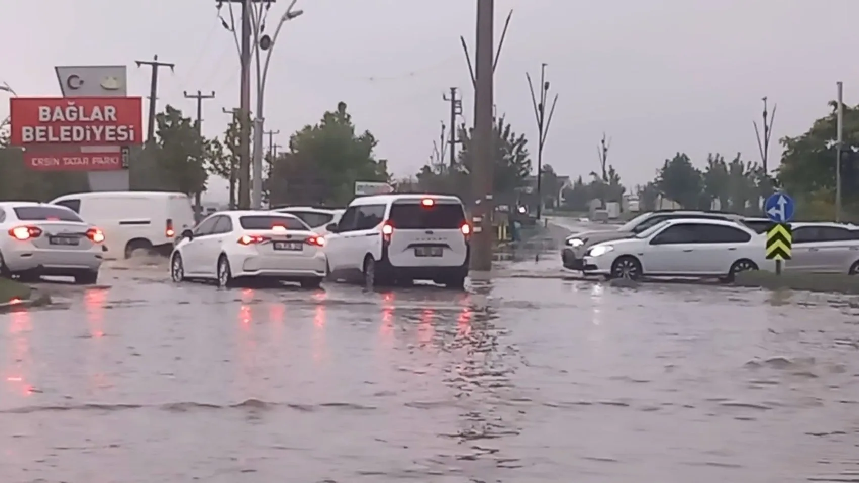 Diyarbakır'da sağanak yağış hayatı felç etti