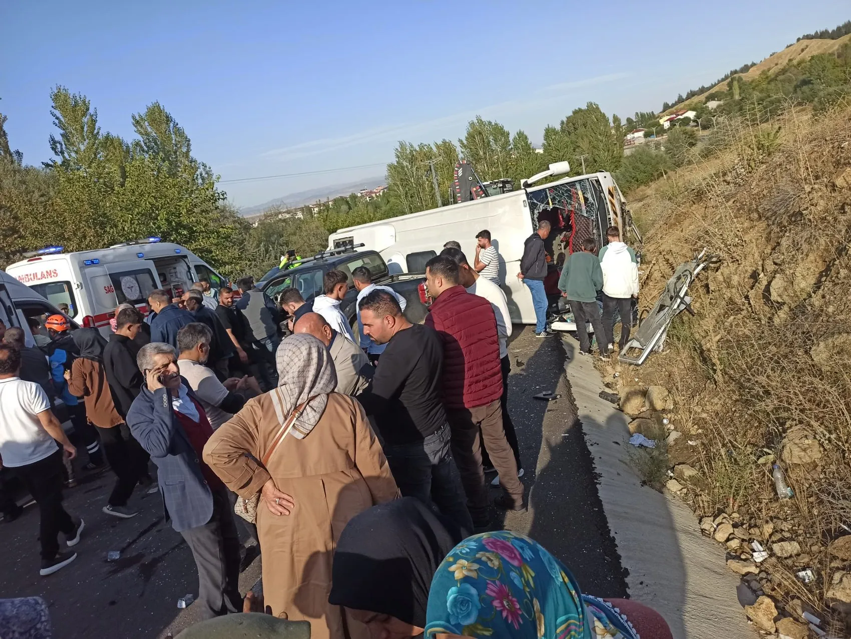 Bingöl yolunda midibüs ve kamyonet çarpıştı