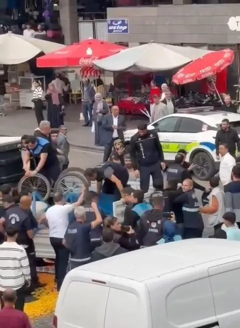 Diyarbakır Sur ilçesinde zabıta ve seyyar satıcı arasında arbede çıktı