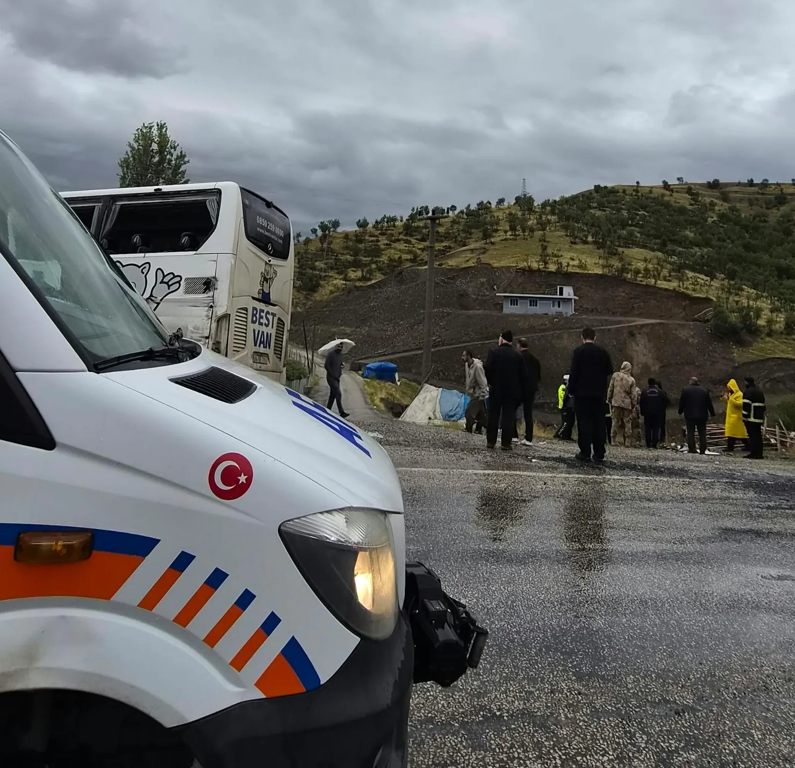 Şırnak Uludere'de yolcu otobüsü ile TIR çarpıştı: 1 ölü, 14 yaralı