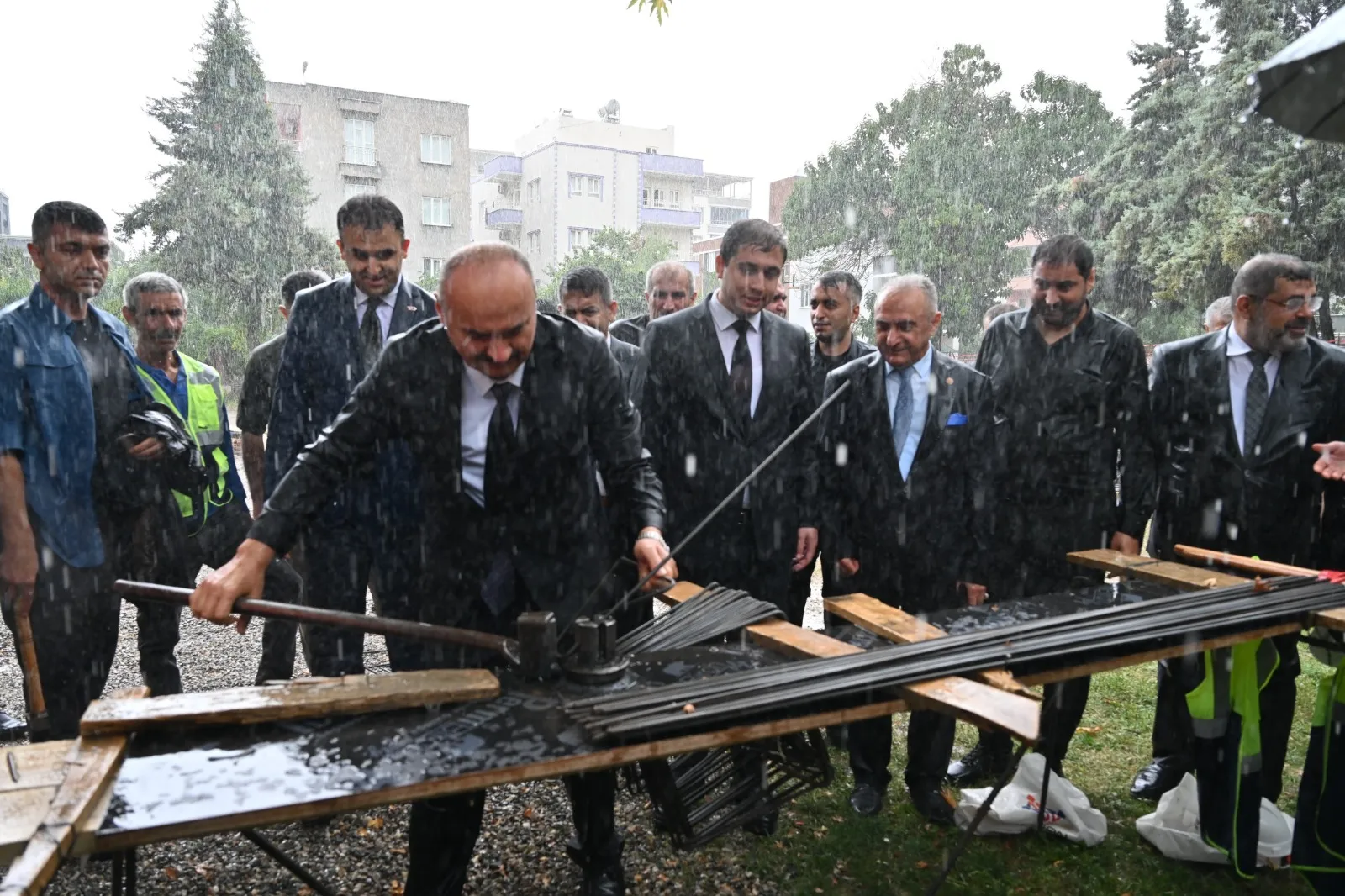 Batman Valisi sağanak yağış altında emekli lokali temelini attı