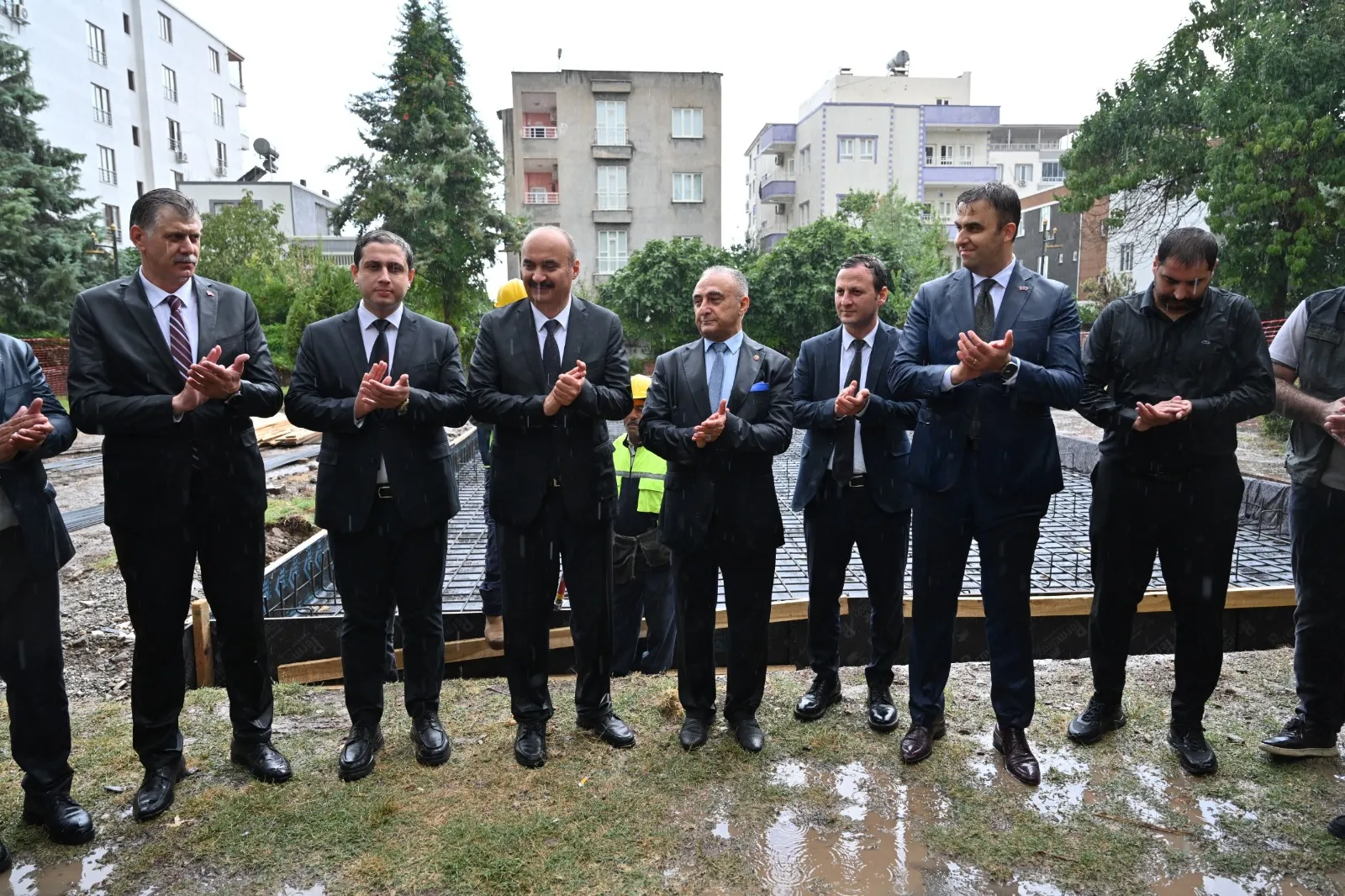 Batman Valisi sağanak yağış altında emekli lokali temelini attı