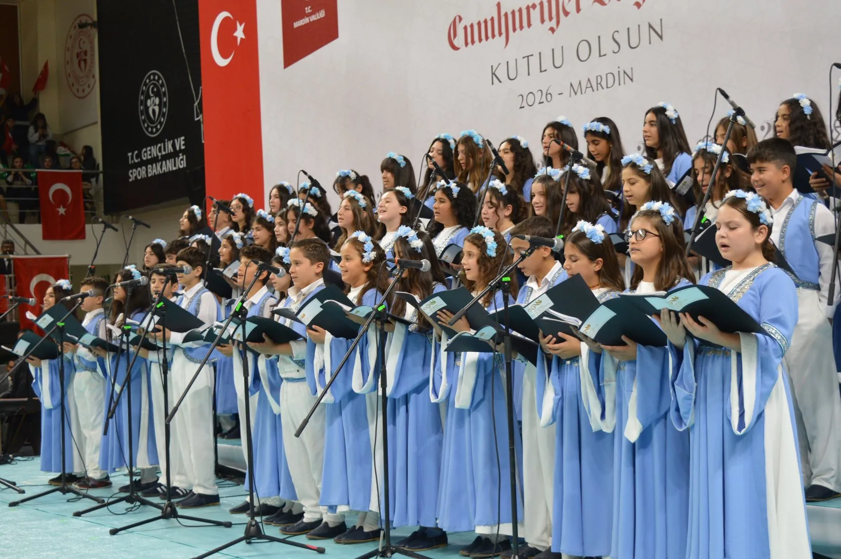 Mardin'de Cumhuriyet coşkusu çocuk korosundan dört dilde türkü