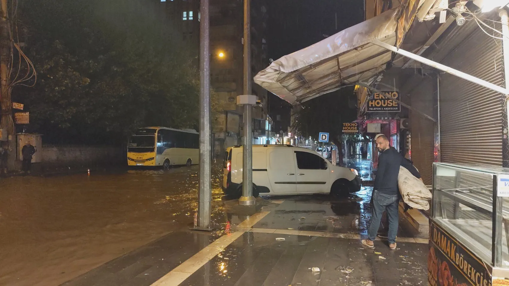 Mardin Kızıltepe'de şiddetli sağanak hayatı olumsuz etkiledi