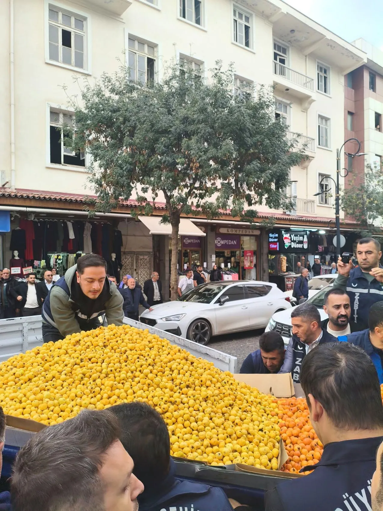 Diyarbakır Sur ilçesinde zabıta ve seyyar satıcı arasında arbede çıktı