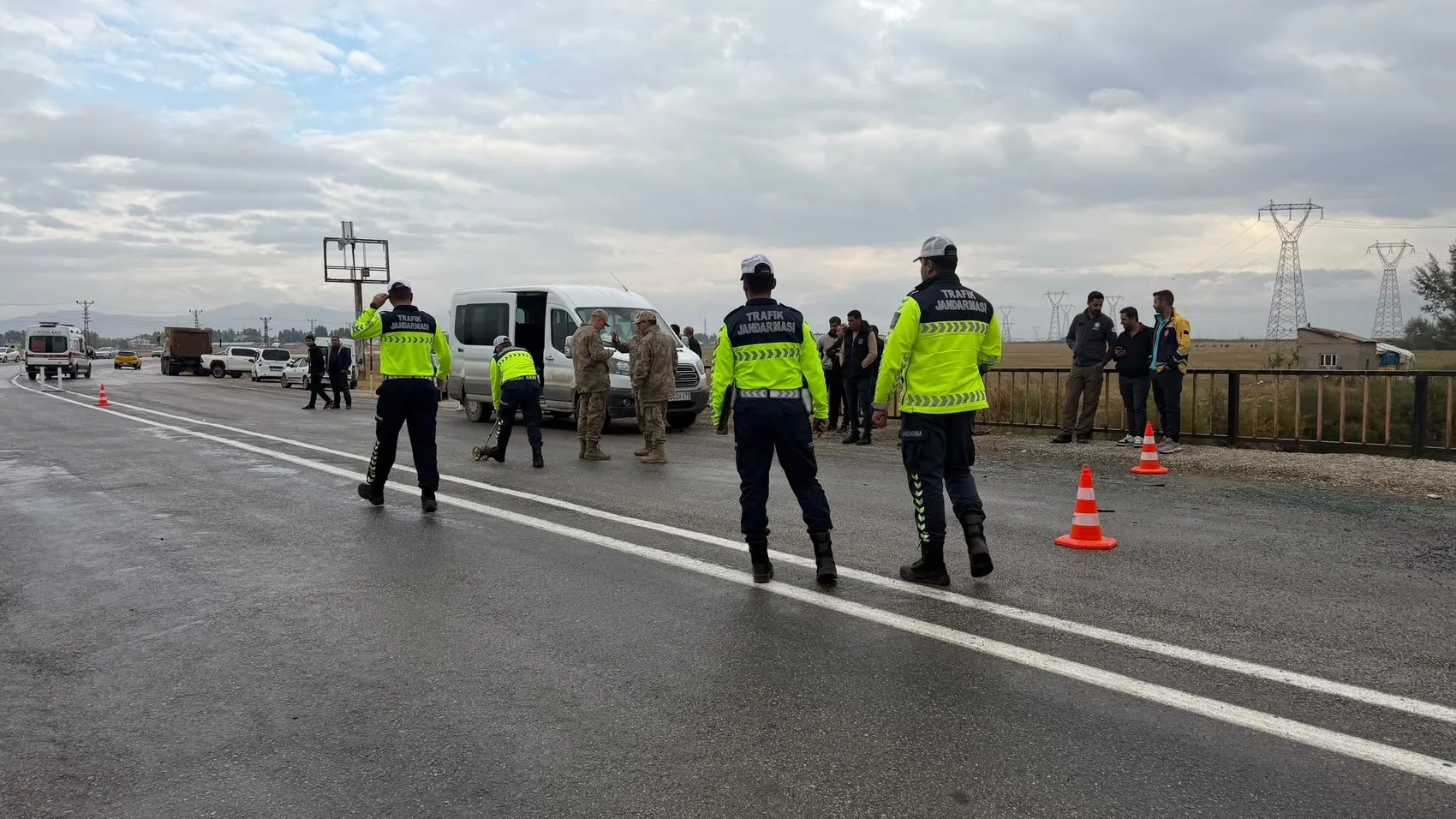 Yüksekova'da öğrenci servisi devrildi 12 yaralı
