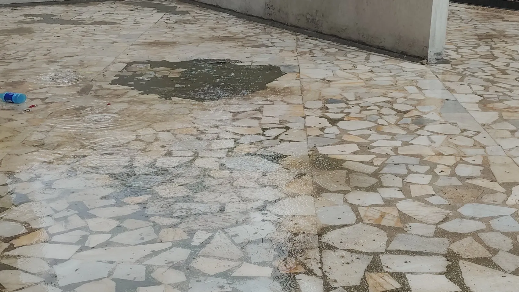 Mardin Artuklu'da sağanak yağış ev ve iş yerlerini sular altında bıraktı
