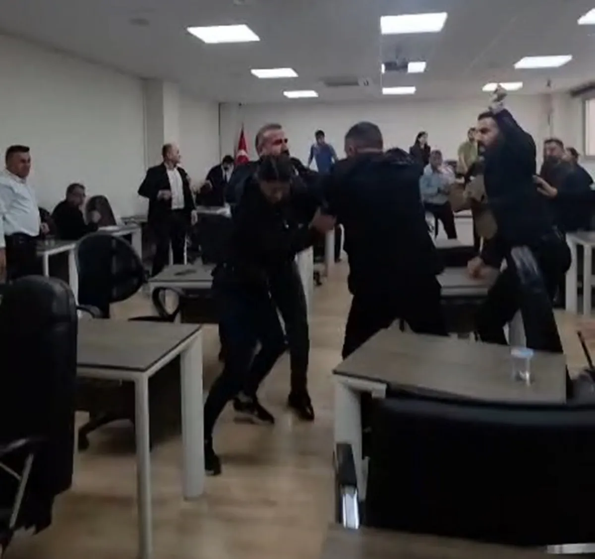 Silopi Belediyesi meclis toplantısında bütçe tartışması kavgaya dönüştü