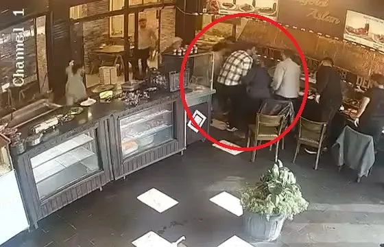Diyarbakırda ciğercide nefes borusuna salatalık kaçan müşteri kurtarıldı