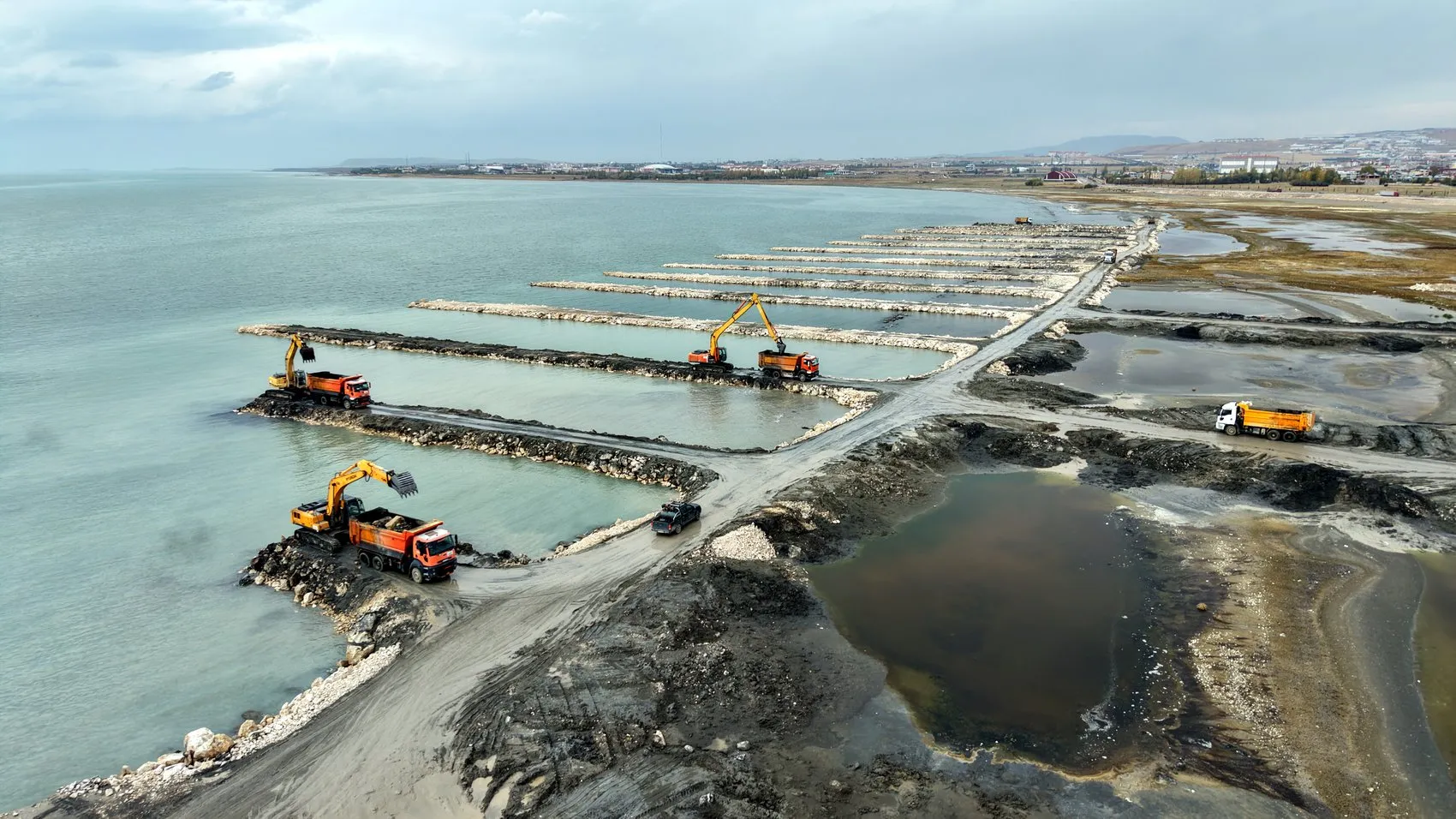 Van Gölü’nde dip temizliği sürüyor: 2 milyon metreküpü aşkın çamur çıkarıldı