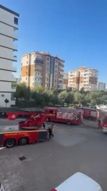 Diyarbakır'da 8 katlı binanın çatısında çıkan yangın paniğe neden oldu
