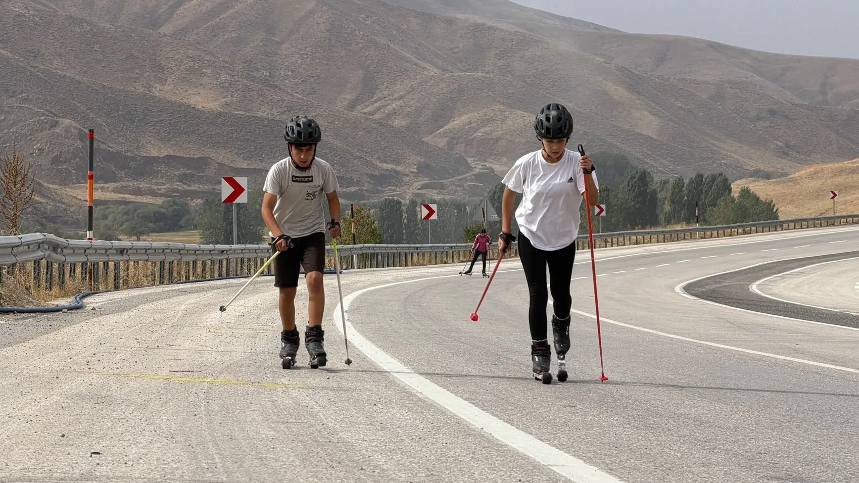 Yüksekova'da sporcular antrenman pisti olmadığı için trafiğin aktığı yollarda çalışıyor