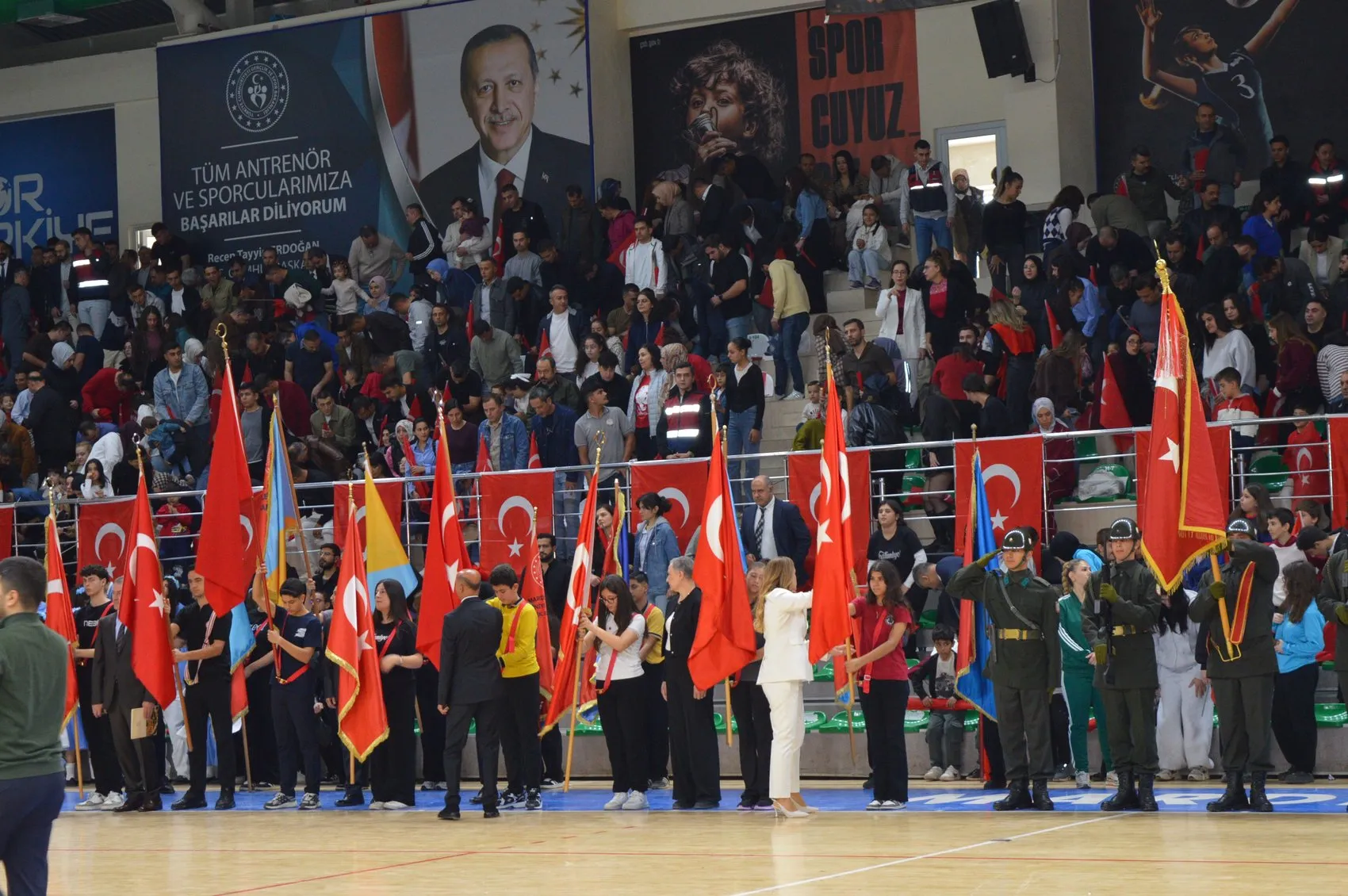 Mardin'de Cumhuriyet coşkusu çocuk korosundan dört dilde türkü