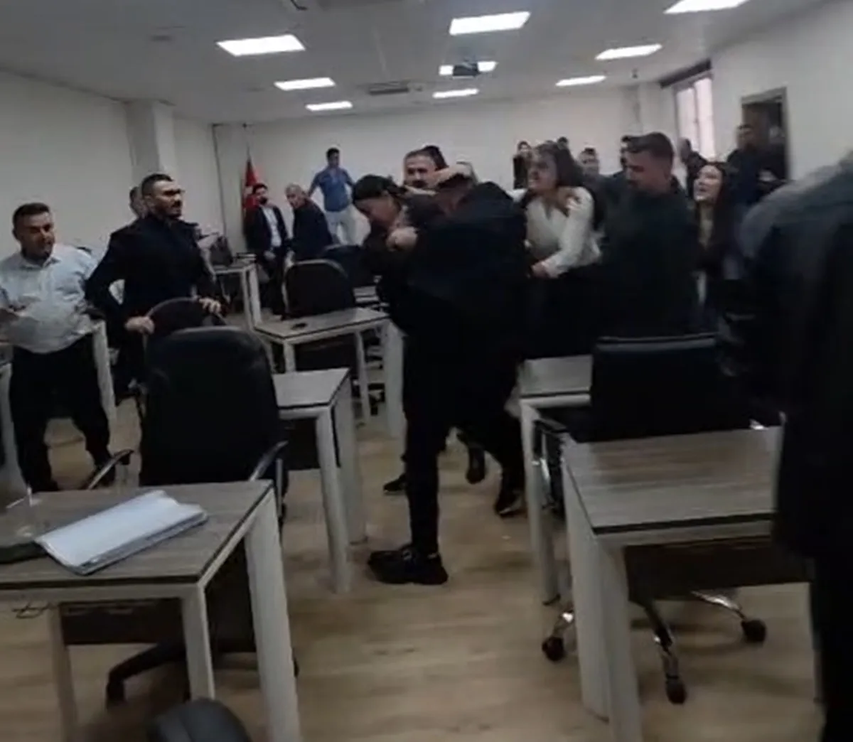 Silopi Belediyesi meclis toplantısında bütçe tartışması kavgaya dönüştü
