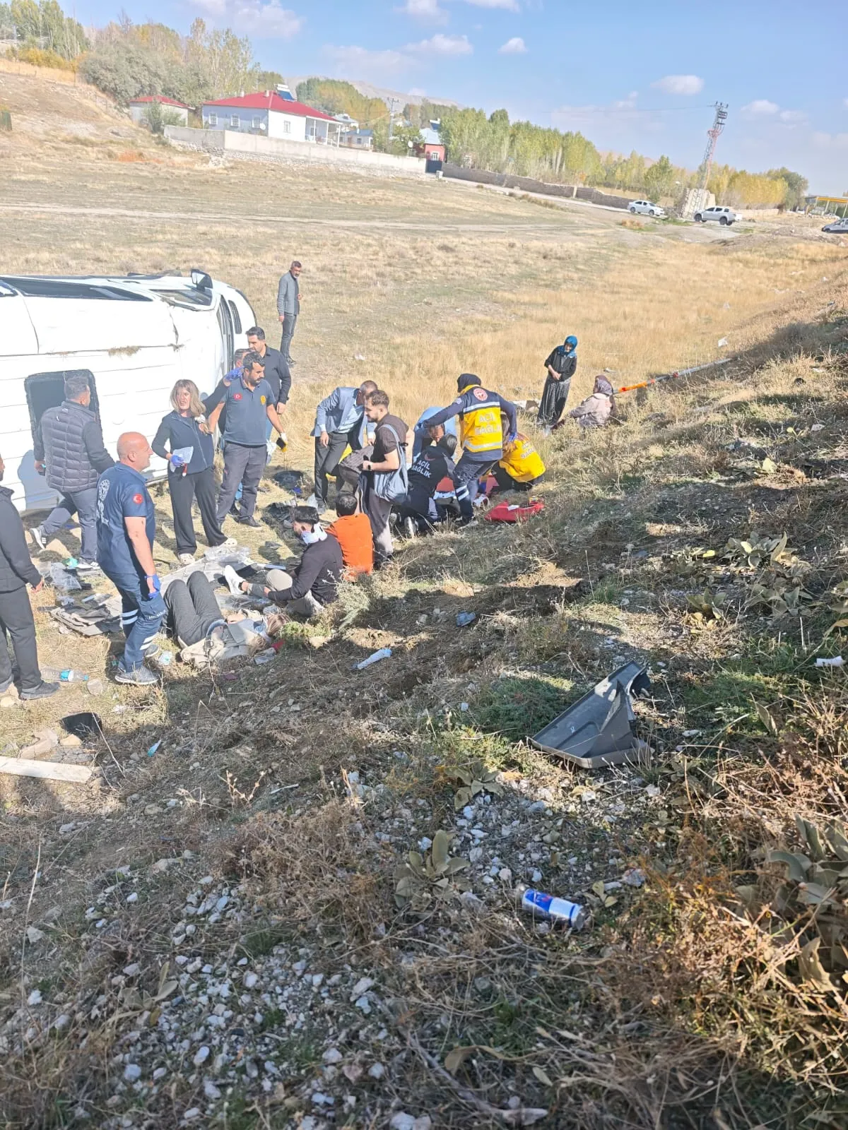 Van Gürpınar yolunda TIR ve minibüs çarpıştı 11 kişi yaralandı
