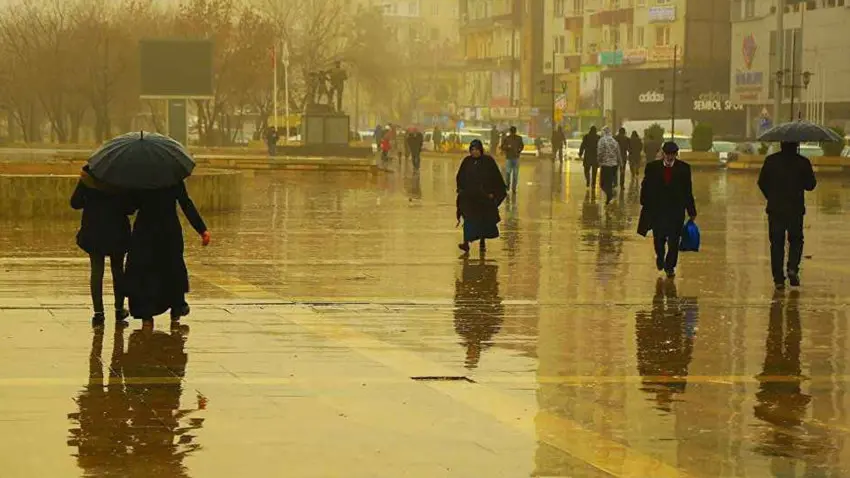 Diyarbakır'da etkili olan şiddetli yağmur yaşamı olumsuz etkiledi - Yerel  Haberler - TV100