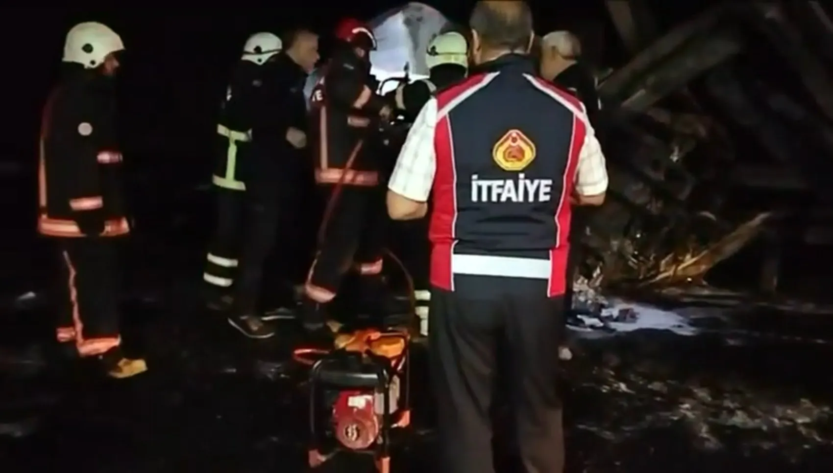 Viranşehir yolunda devrilen akaryakıt tankeri alev aldı