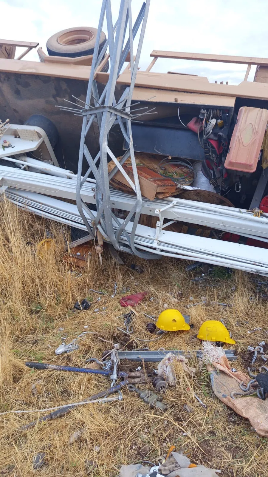 Diyarbakır Ergani'de arıza onarım kamyoneti devrildi 5 işçi yaralandı