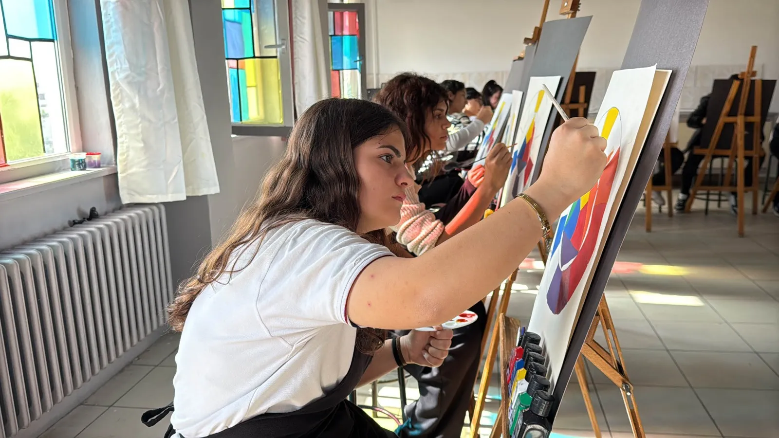 Midyatlı öğrenciler sanat atölyesinde geleceğin ressamları olmak için çalışıyor
