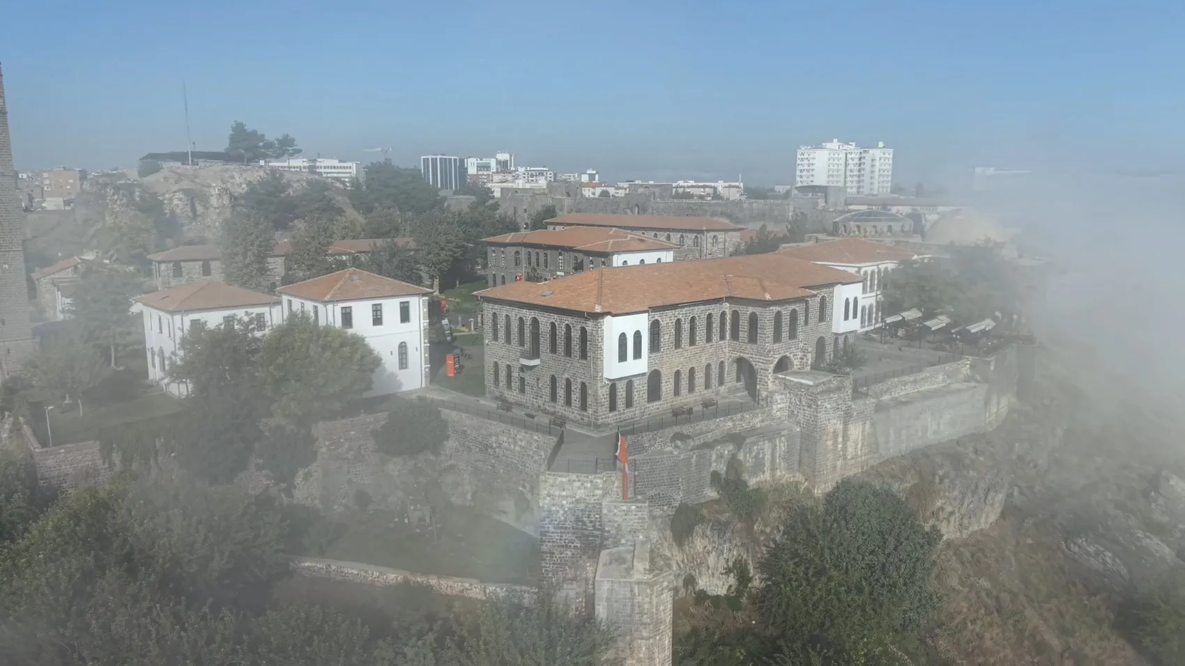 Diyarbakır'da yoğun sis tarihi dokuyu büyüleyici bir görünüme kavuşturdu