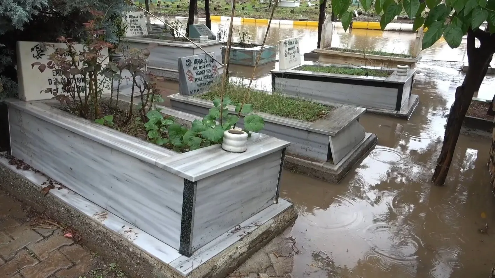 Diyarbakırda şiddetli yağış hayatı felç etti