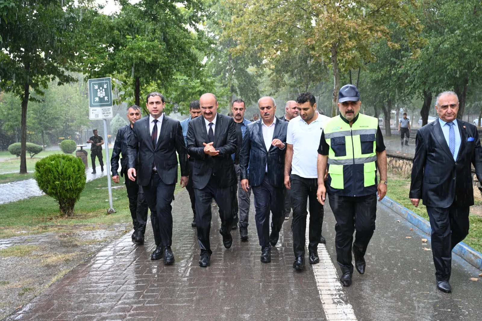 Batman Valisi sağanak yağış altında emekli lokali temelini attı