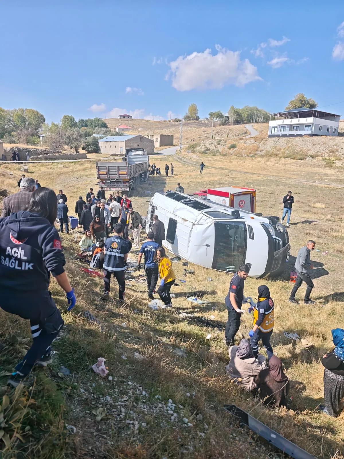 Van Gürpınar yolunda TIR ve minibüs çarpıştı 11 kişi yaralandı