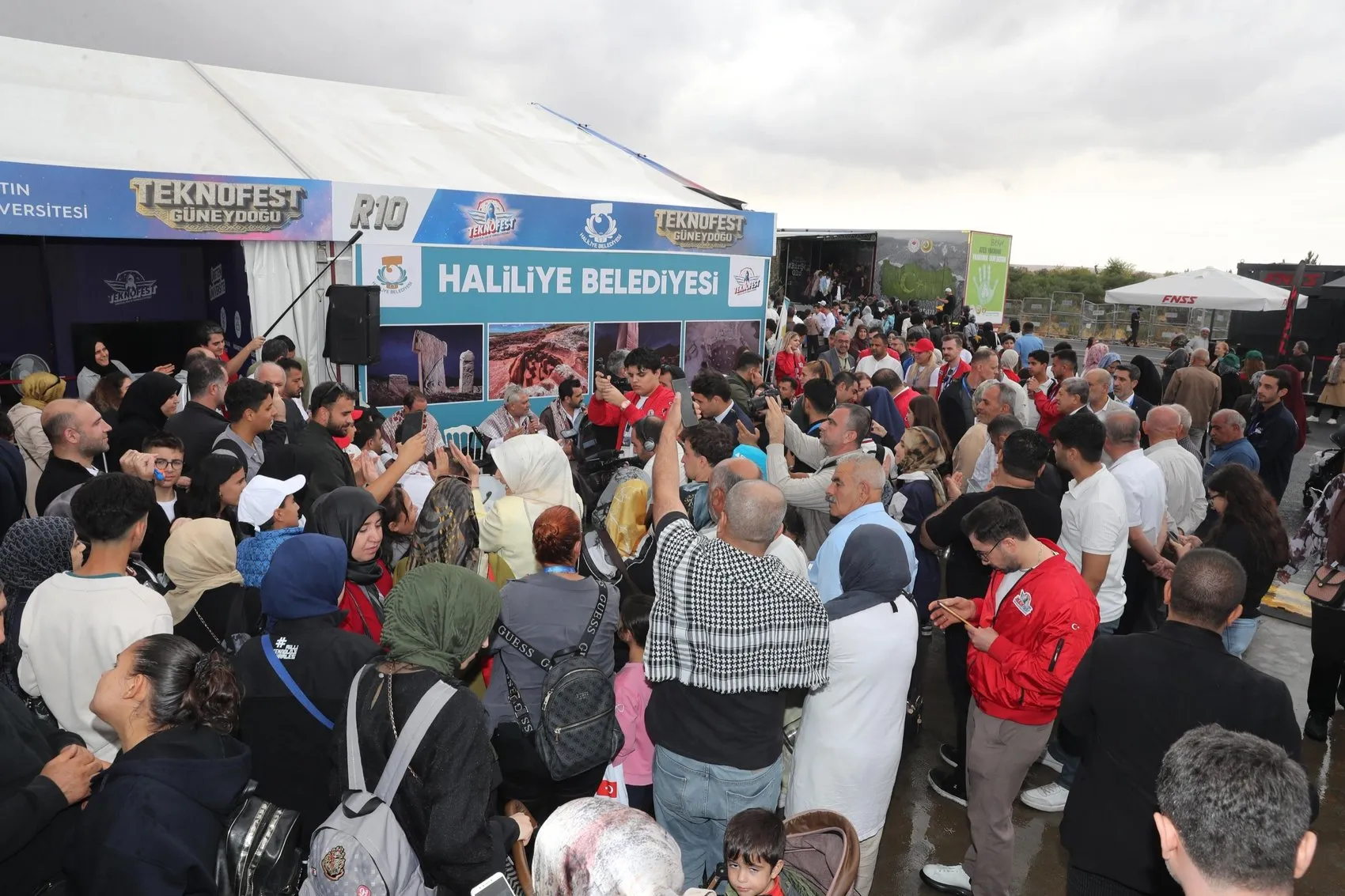 Şanlıurfa'da TEKNOFEST coşkusu yağmura rağmen hız kesmeden devam ediyor
