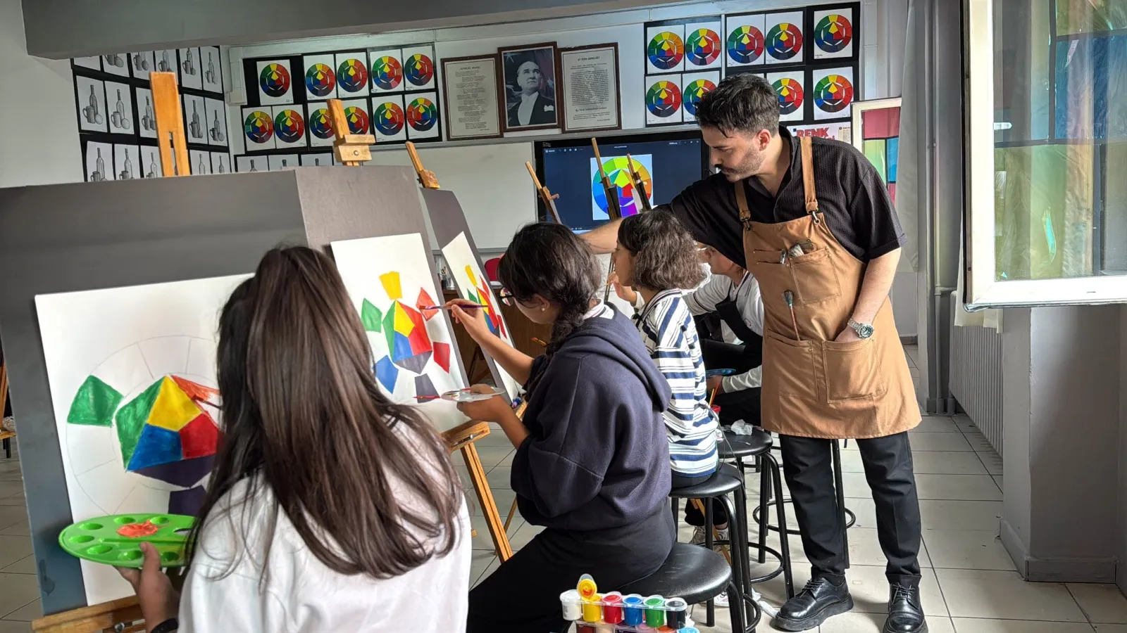 Midyatlı öğrenciler sanat atölyesinde geleceğin ressamları olmak için çalışıyor