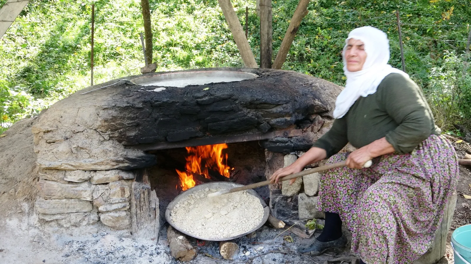 Bitlis Hizan'da asırlık üzüm pekmezi geleneği imece usulüyle yaşatılıyor