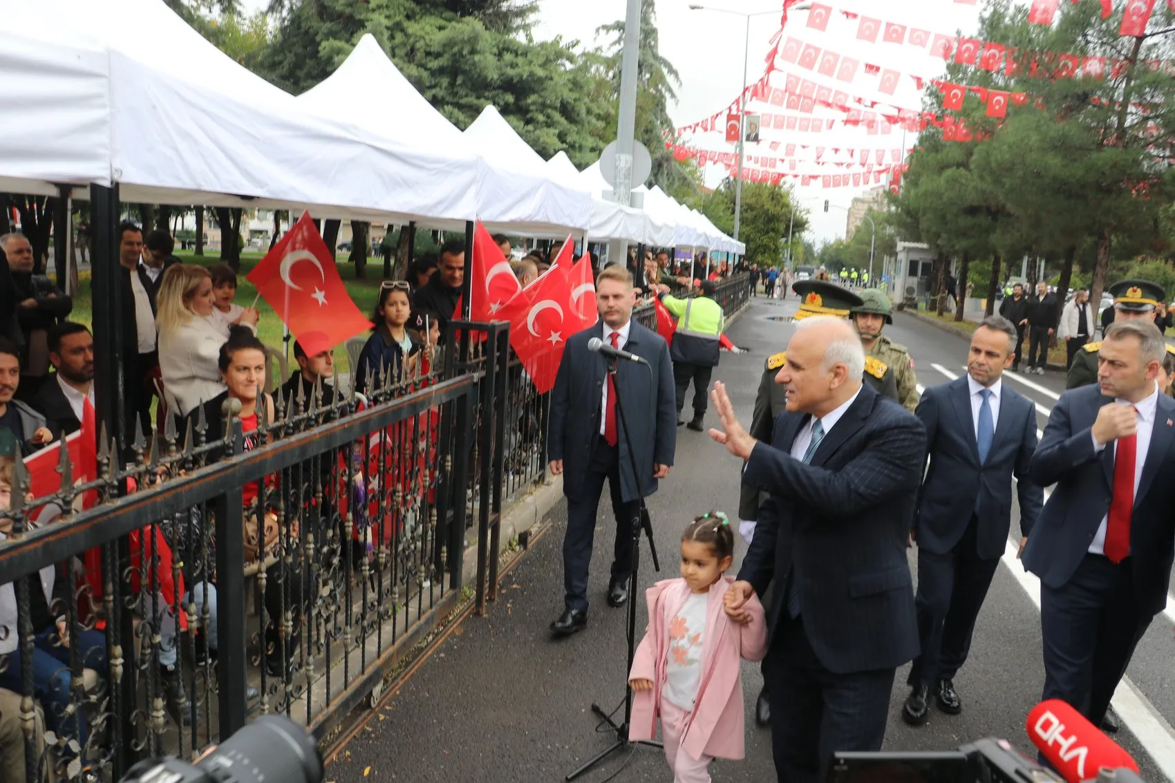 Diyarbakır Cumhuriyet Bayramı coşkusunu meydanlarda kutladı