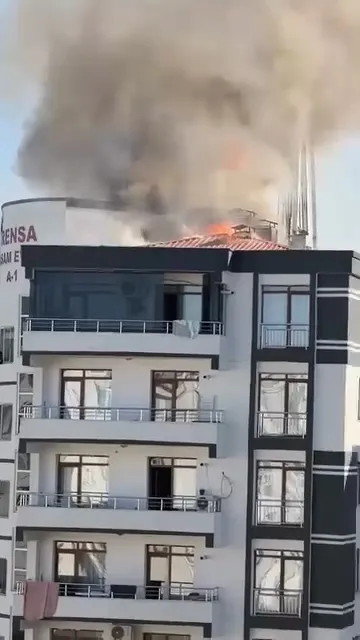 Diyarbakır'da 8 katlı binanın çatısında çıkan yangın paniğe neden oldu