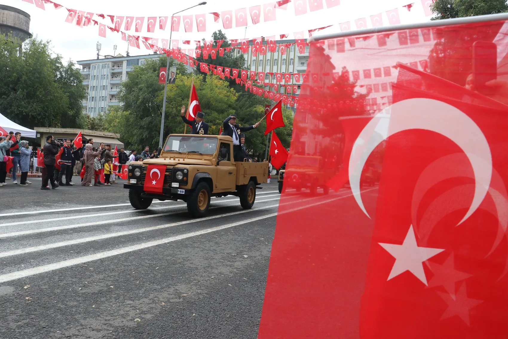 Diyarbakır Cumhuriyet Bayramı coşkusunu meydanlarda kutladı