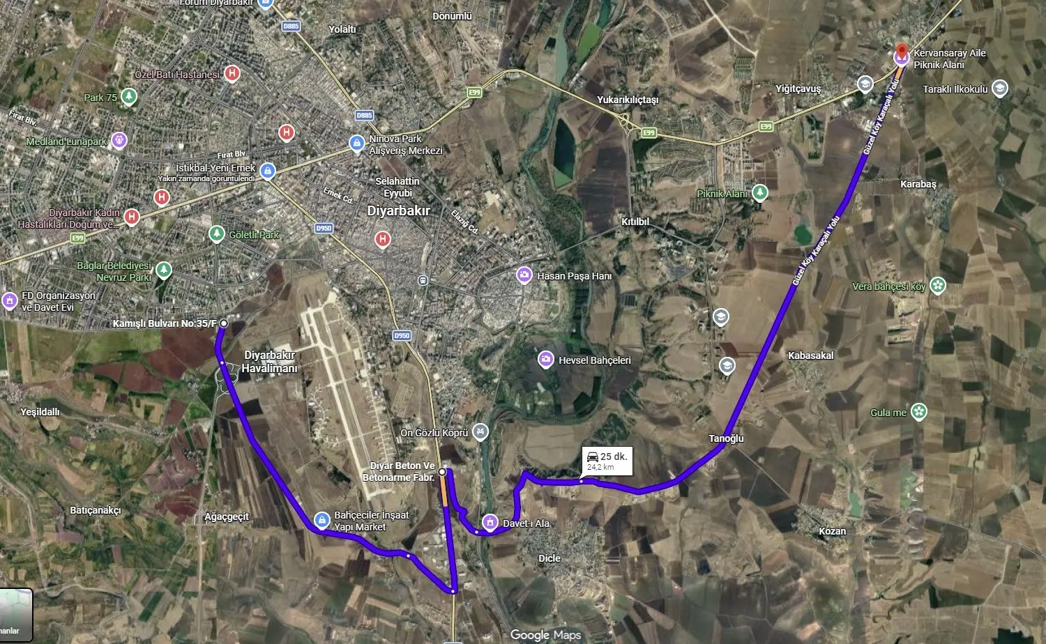 📍 Seyrantepe’deki Trafik Yoğunluğu Nedeniyle Alternatif Güzergâh

🔹 Diyarbakır–Silvan yolu üzerindeki Seyrantepe yokuşunda yürütülen altyapı yenileme ve asfaltlama çalışmaları nedeniyle ulaşım tek şerit üzerinden sağlanıyor. Bu durum güzergâhta trafik yoğunluğuna ve beklemelere yol açıyor.

🔹 Silvan yolu yönüne gidecek sürücülerimizin, bulundukları konuma göre aşağıdaki alternatif güzergâhı kullanmaları öneriliyor.

🔹 Yeni Hal–Göletli Park–Zümrütkent aksından, Alipınar–Alay–Kuruçeşme–İskanevleri–Huzurkent–Yeniköy bağlantılarından veya Ahmet Kaya–Aram Tigran–Evrim Alataş caddeleri yönünden Kamışlı Bulvarı’na ulaşan sürücüler bu güzergâhı kullanabilir.

📍 Kamışlı Bulvarı–Karaçalı güzergâhını haritada açın 

🔹 Kamışlı Bulvarı’ndan havaalanı yönüne ilerlenerek Yeni Mardin Yolu Caddesi bağlantısına ulaşılır. Buradan Ovabağ–Diyarbakır Yolu’na geçilir. Bağıvar Köprüsü geçildikten sonra Güzel Köy–Karaçalı Yolu takip edilerek Karaçalı’ya ulaşılır. Buradan Dicle Üniversitesi’ne de...