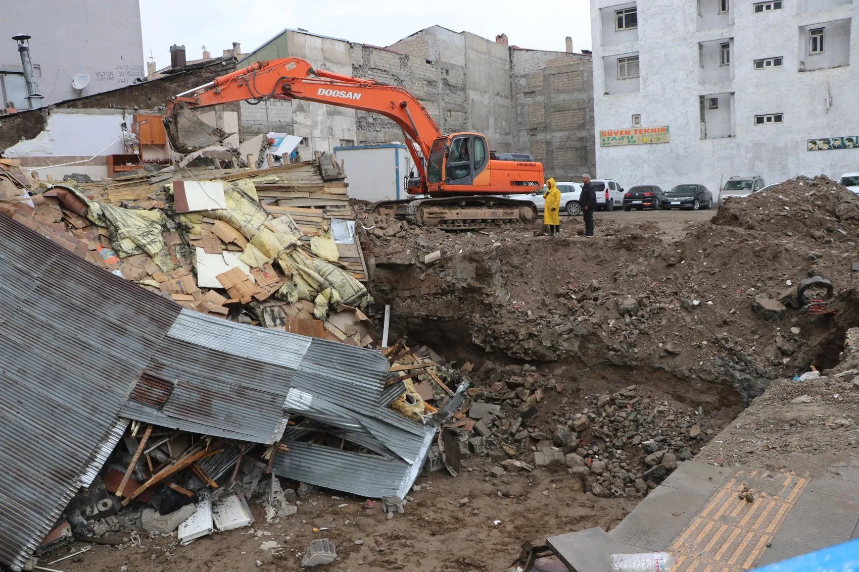 Van'da temel kazısı sırasında bitişikteki lokanta büyük bir gürültüyle çöktü