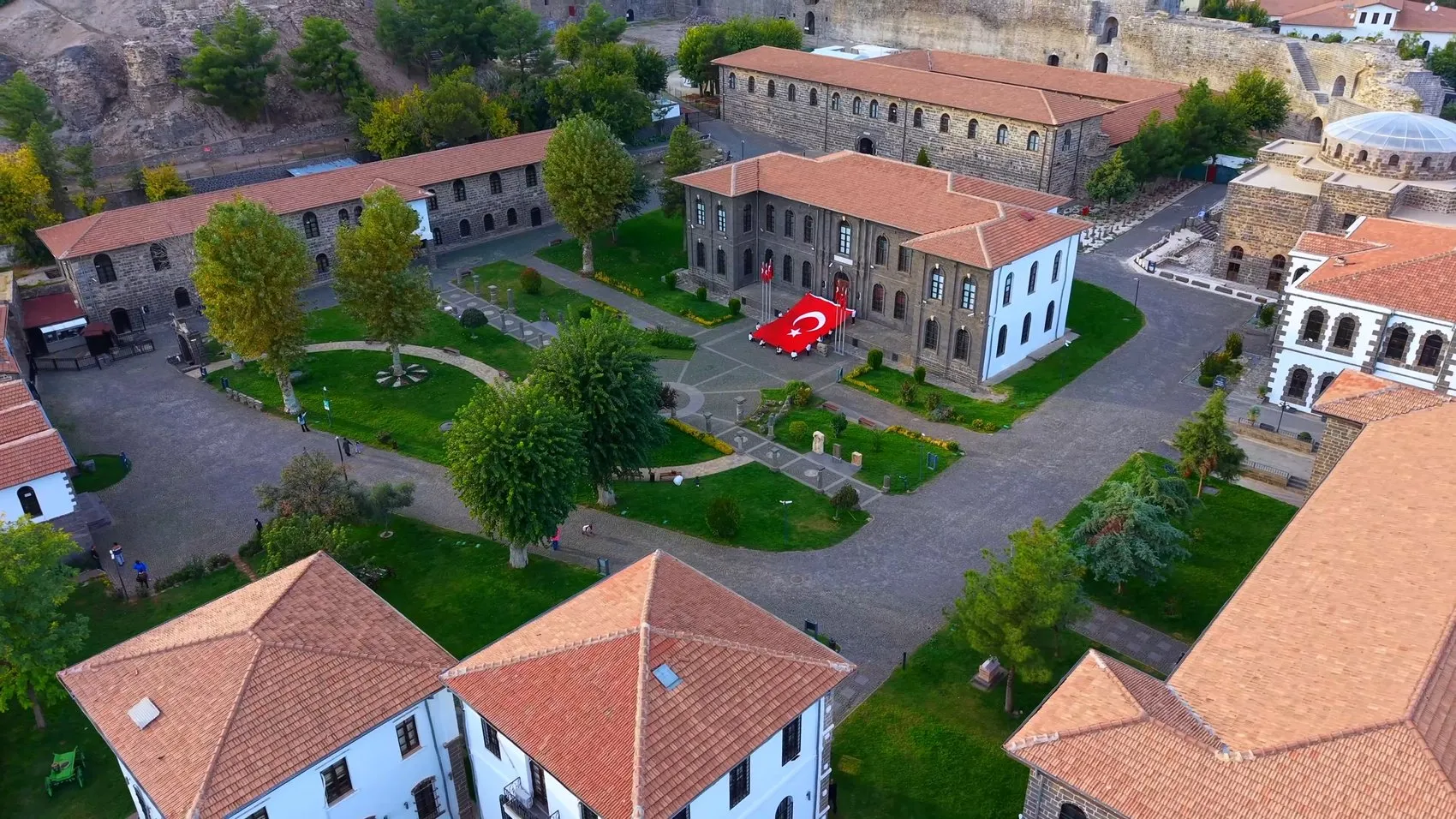 Diyarbakır İçkale'de dev Türk bayrağıyla Cumhuriyet kutlaması